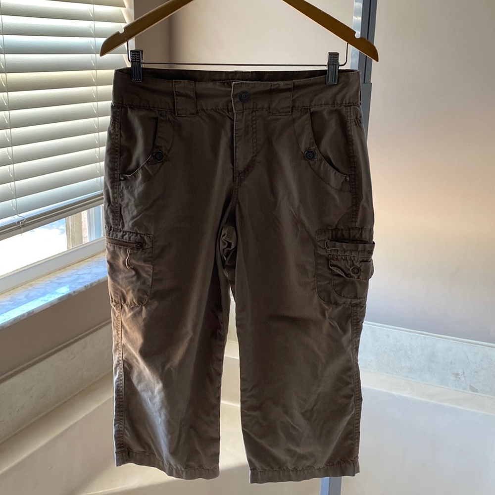 Cargo Capri size 6 by Gloria Vanderbilt